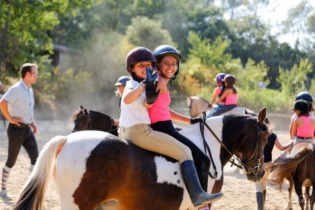  Horseback riding in pairs 