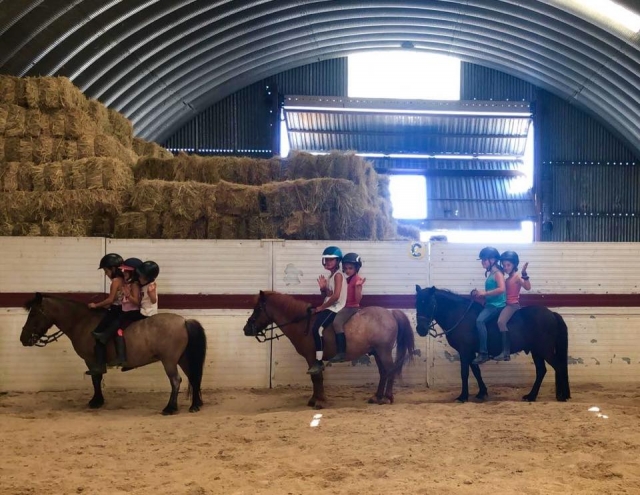 En la pista interior en clase de equitación