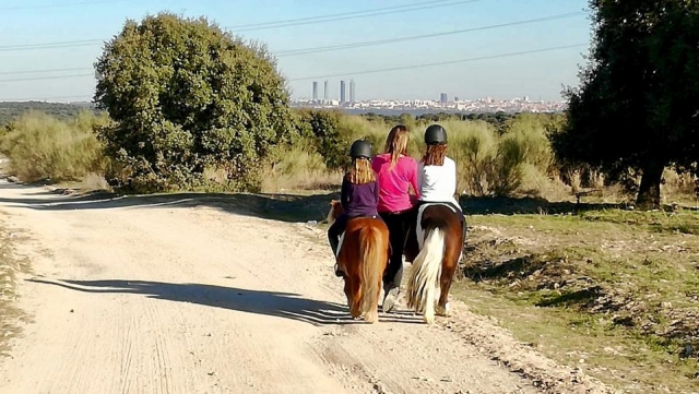 Peques dando un paseo a caballo por las afueras de Madrid