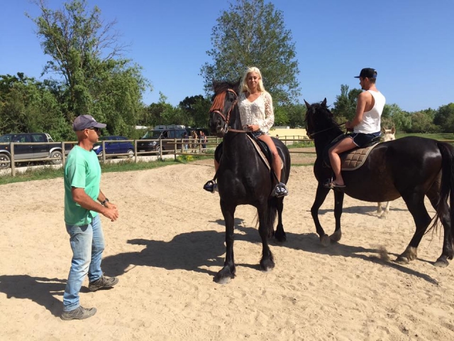  Le professeur enseigne aux nouveaux cavaliers 