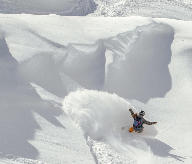 Descenso con la tabla de snow