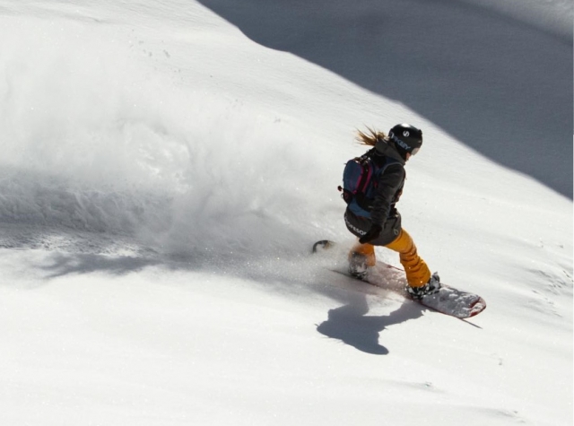 Practicando snowboard