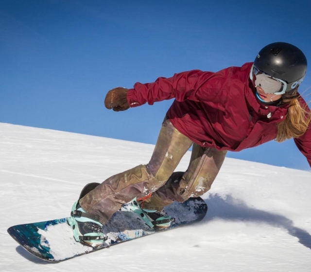 Probando técnicas de snowboard