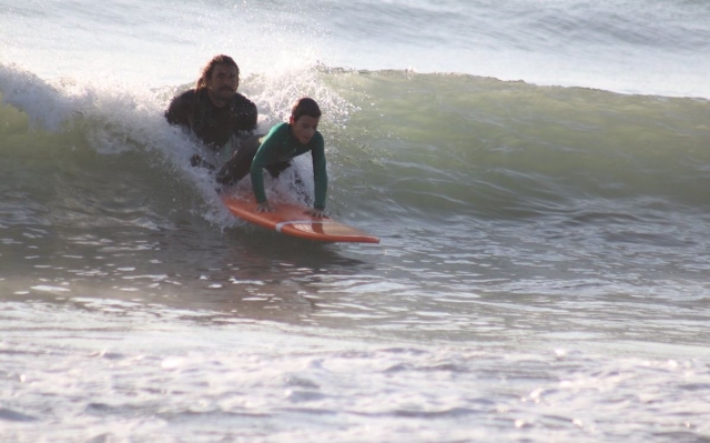 Surfeando juanto al profesor