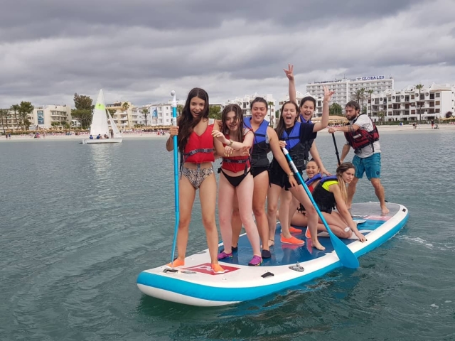 Chicos subidos a tabla de Big SUP