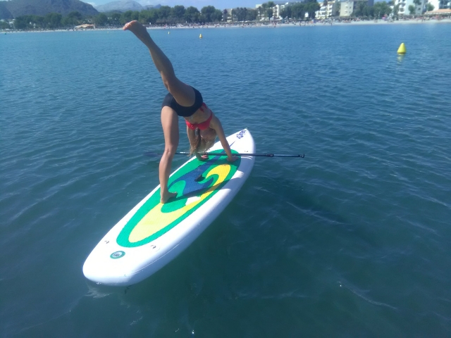 Practica yoga SUP en Mallorca