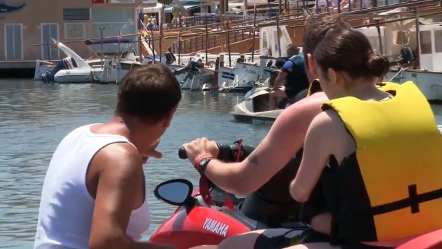  Saindo do porto em um jet ski 