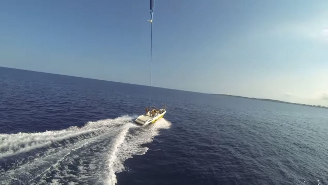  Vista do mar e do barco desde o parasailing 