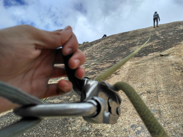 Equipo de seguridad en la escalada