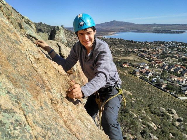 Escalando la pared rocosa