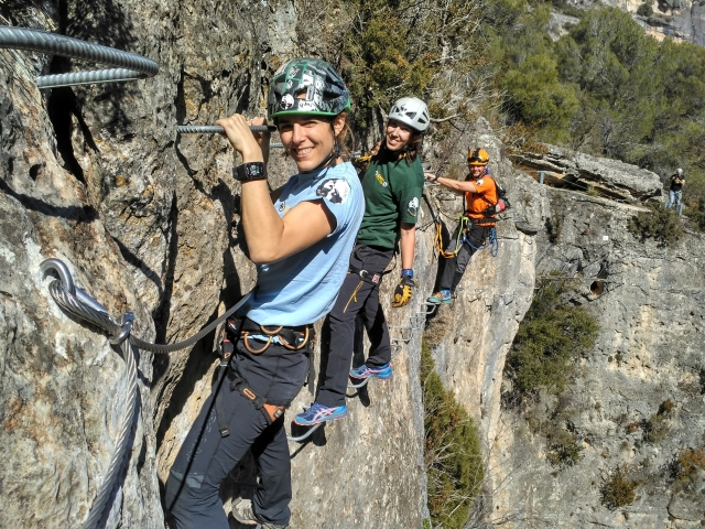 Recorriendo la vía ferrata con amigos