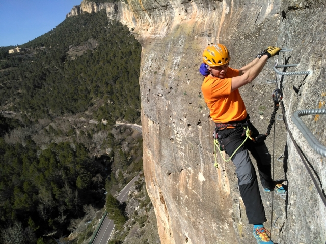 Vía ferrata a través de las grapas