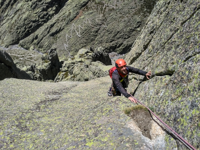 Escalador en la roca