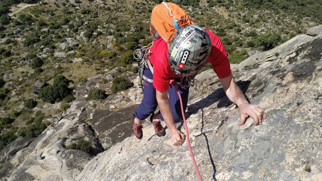 Sujeto a la cuerda en la jornada de escalada
