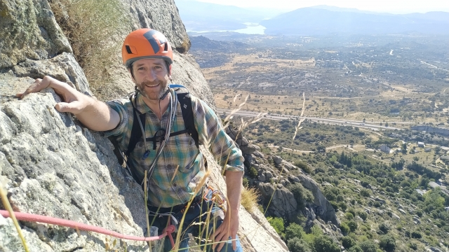 Alcanzando la cima durante la escalada