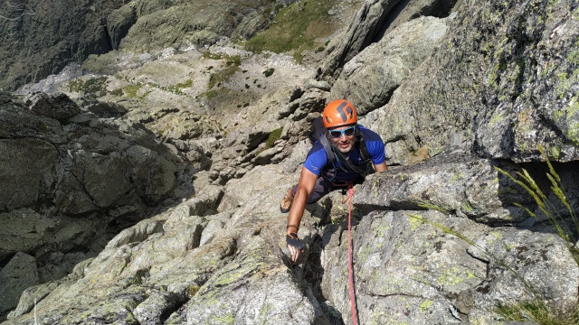 Alumno de escalada en la roca