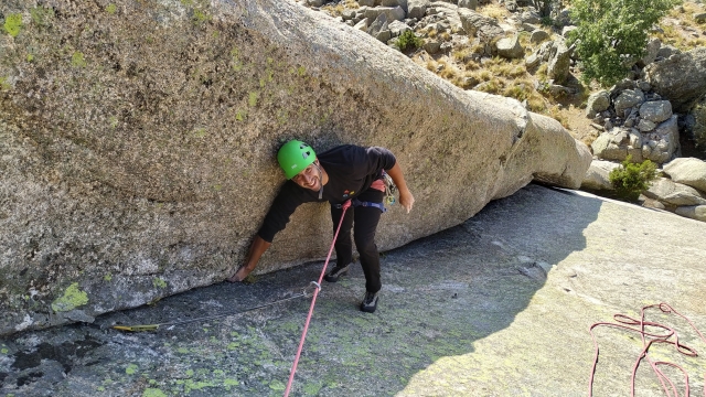 Ascendiendo la roca con la cuerda