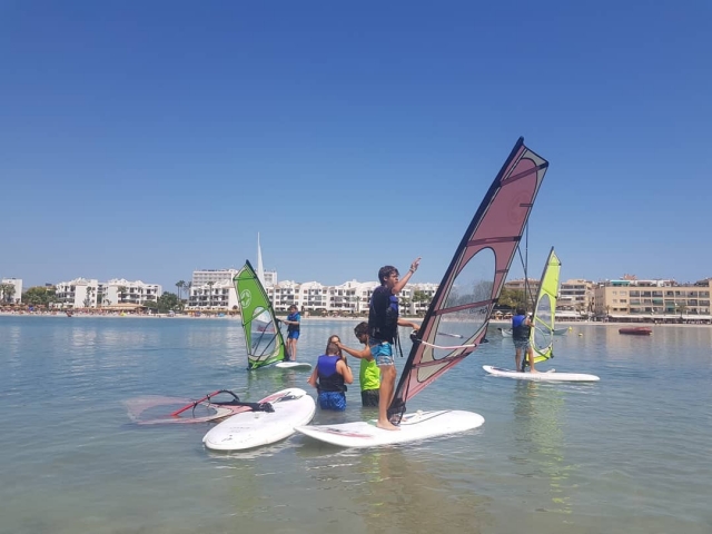 Alumnos de windsurf en el mar