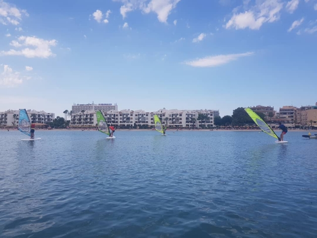 Alumnos de windsurf durante la clase