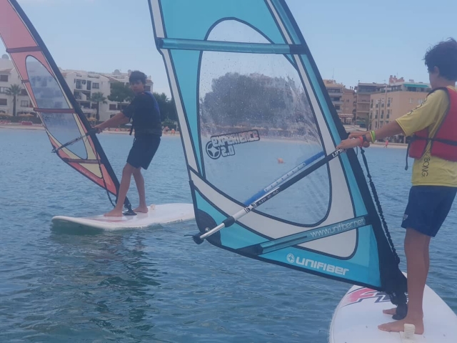 Jóvenes practicando windsurf