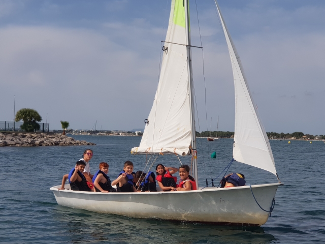 A bordo de la embarcación aprendiendo a navegar
