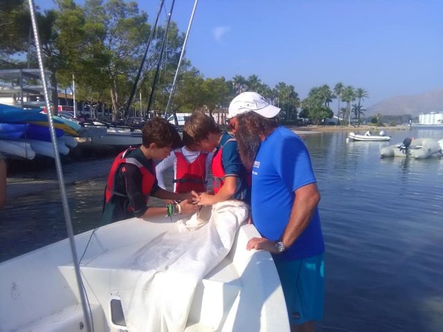 Junto al instructor de vela en la orilla
