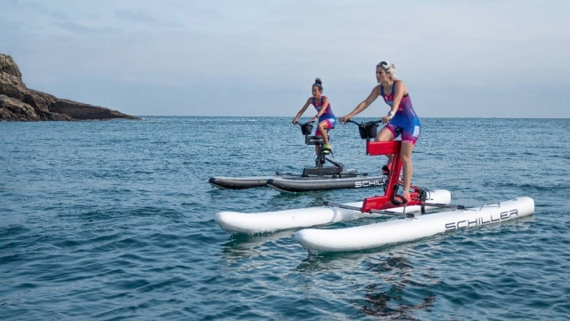 Amigas probando las waterbikes en Mallorca