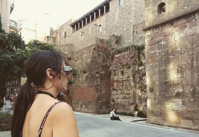  Em frente a um edifício histórico com óculos VR 