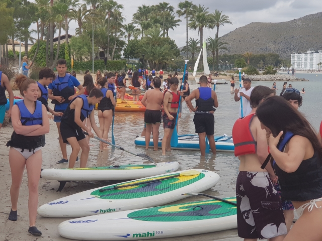 Todos preparados para la ruta de paddel surf
