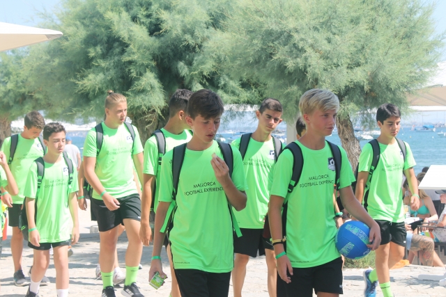 Chavales dirigiéndose al entrenamiento de fútbol
