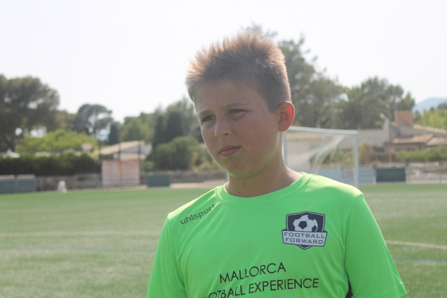 Alumno del campamento en el campo de fútbol