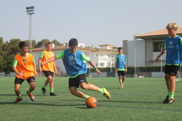 Aprendiendo técnicas diferentes de fútbol