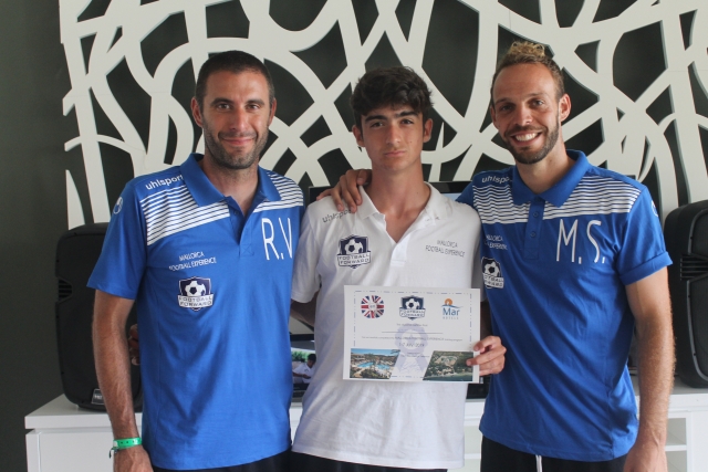 Orgulloso del diploma junto a los jugadores