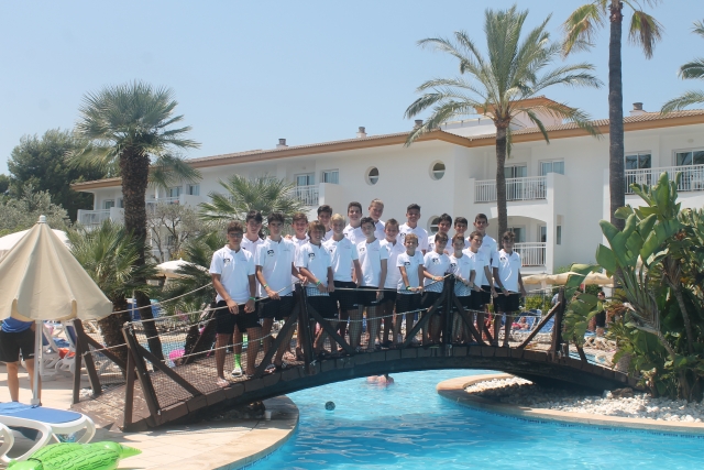 Alumnos del campus en la alberca del complejo