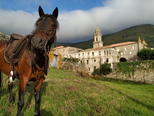 Visitando el Monasterio de Oia durante nuestra ruta