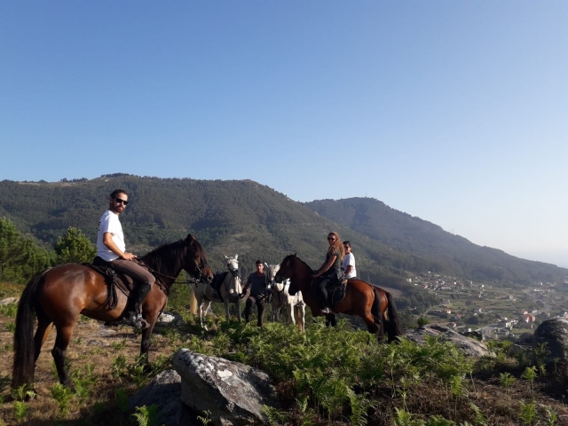 Con amigos en la ruta a caballo