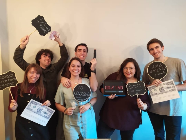 Jugando a un escape room con amigos 