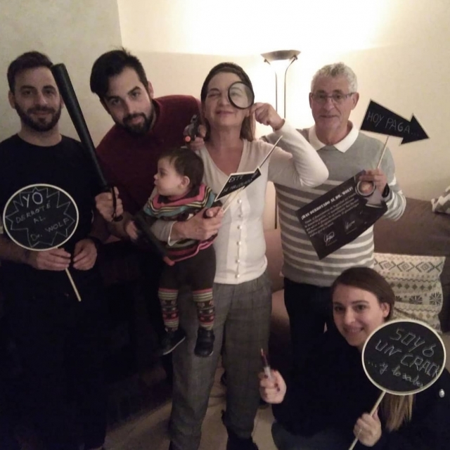 Jugando en familia a un escape room en casa