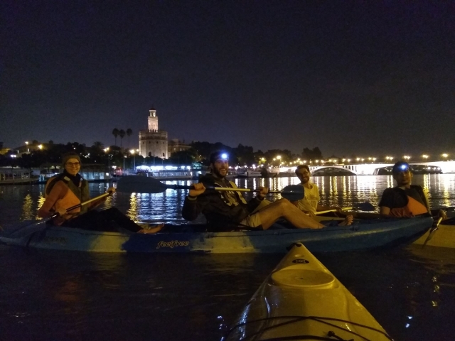  Amici in kayak durante la notte sivigliana 