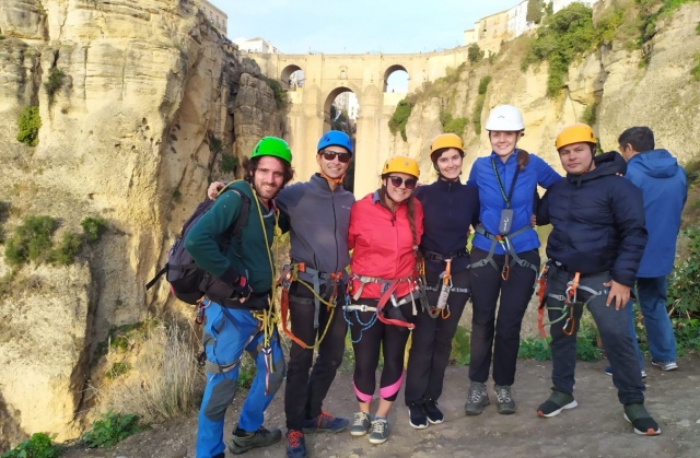  Amici sulla via ferrata a Ronda 