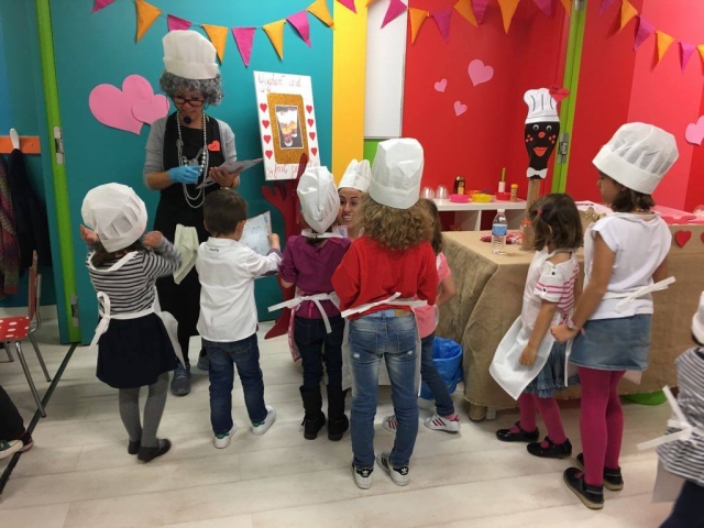  与小孩子一起上烹饪课 