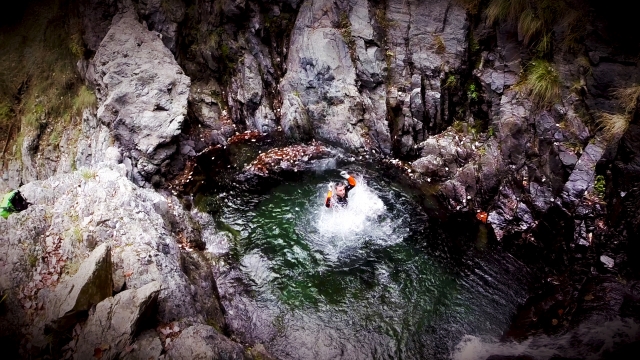 Baño en la poza del barranco