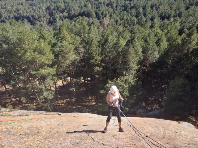 Escalando sujeta a la línea de vida