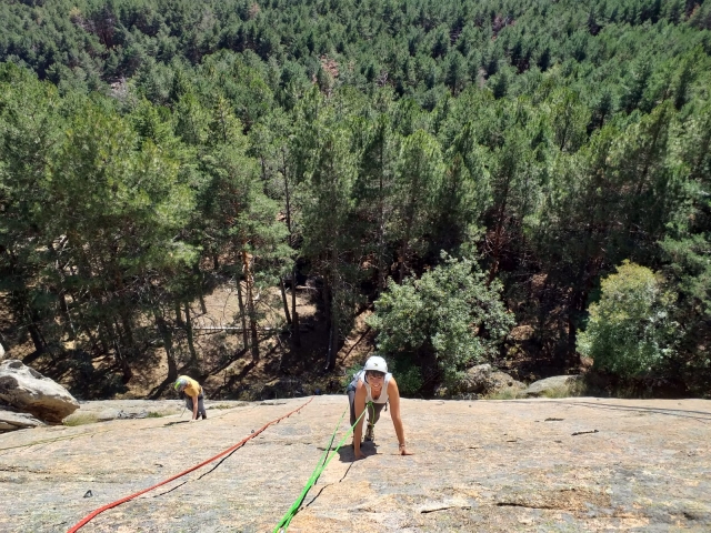 Escalando en roca con amigos