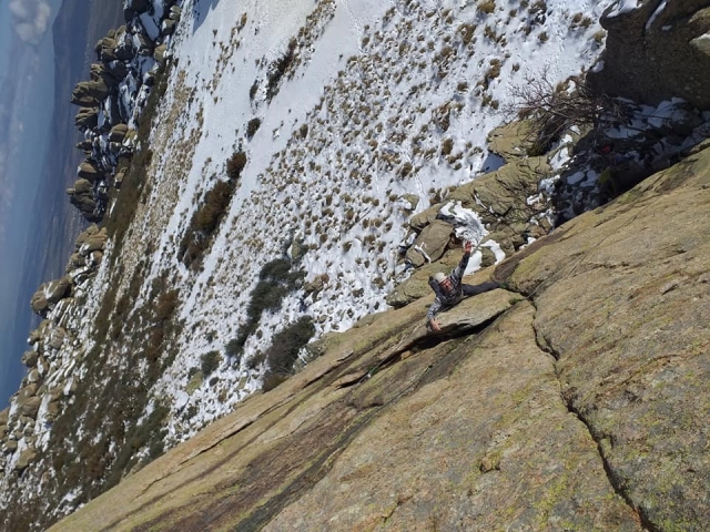Saludando mientras escala la montaña