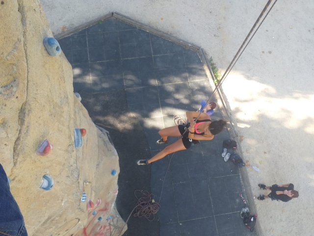 Escalando en el rocódromo