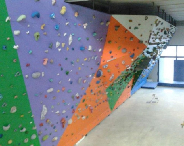 Rocódromo repleto de boulders