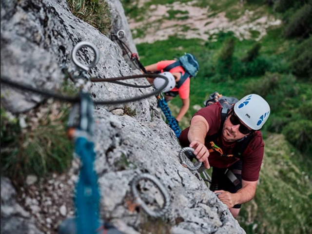 Avanzando por las grapas de la ferrata