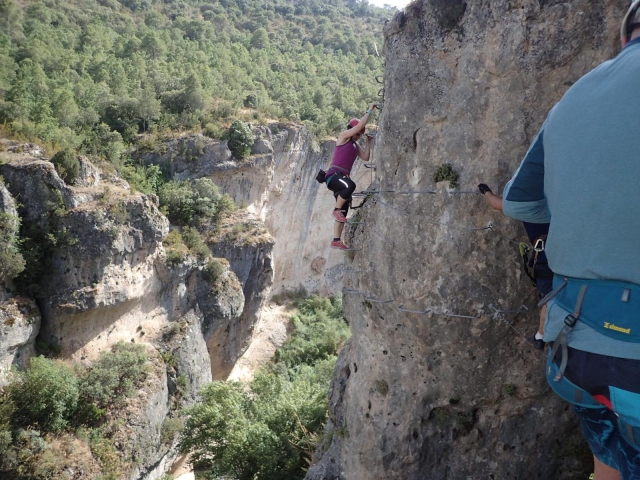Atravesando la ferrata con soltura