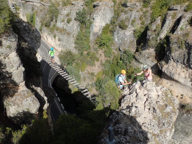 Desde la cima viendo a los amigos a través de la vía ferrata